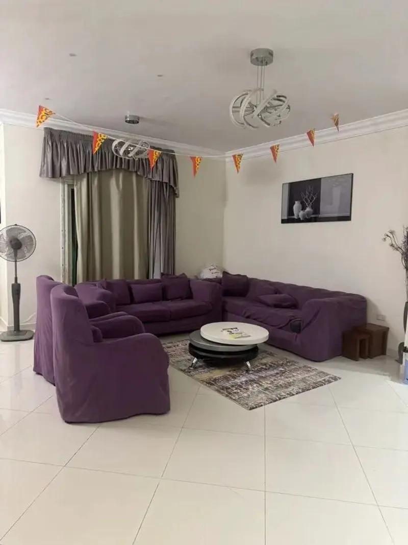 شقه مميزه بالحى السابع 200م تشطيب سوبر لوكس اول بلكونه امامى