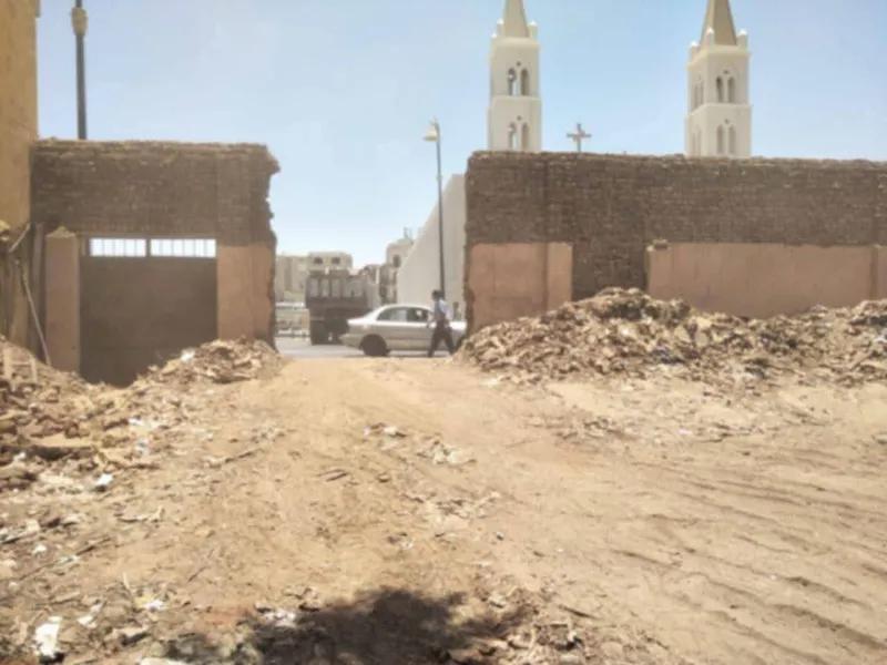 ارض مسجلة و عقد نقل تكليف بالأقصر على طريق الكباش الجديد أمام كنيسة ال