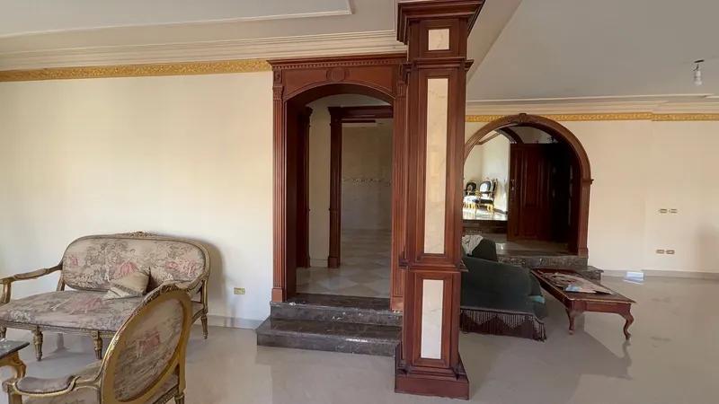 دور كامل في فيلا بالحي السابع مدينه العبور علي المفتاح