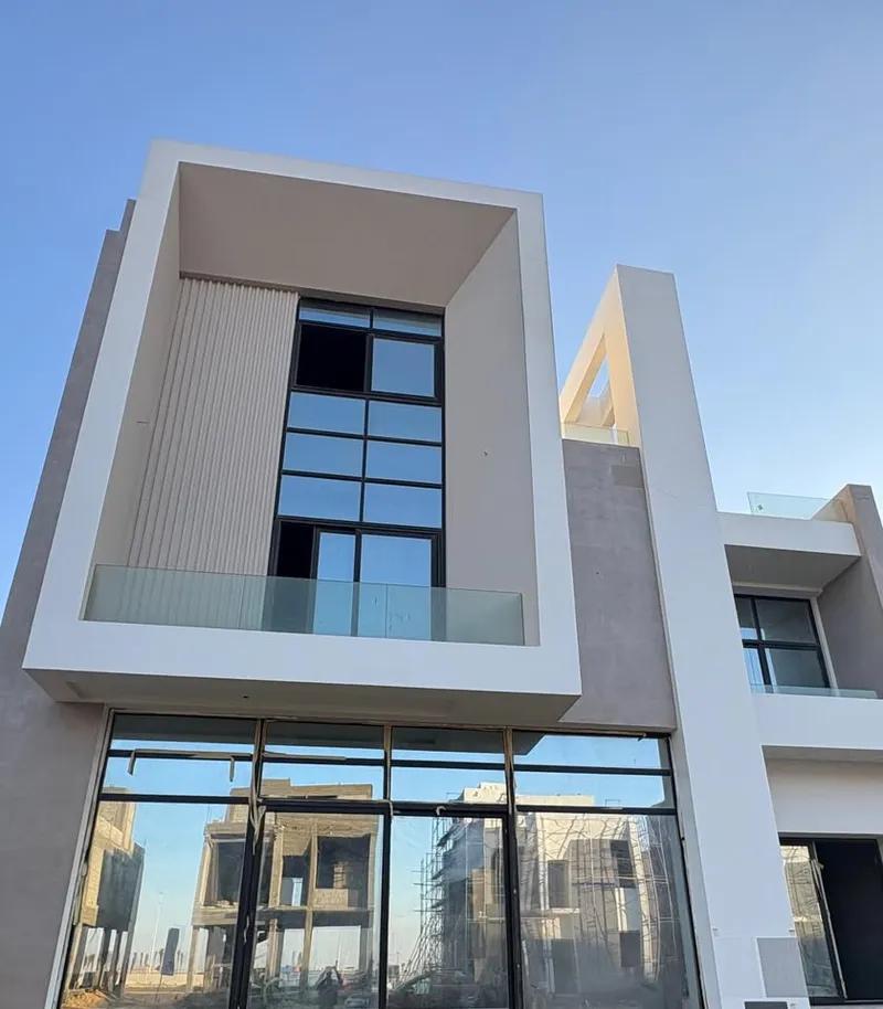 تاون هاوس للبيع جاهز للمعاينة في كمبوند سعادة قلب التجمع