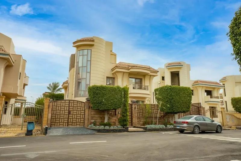 ڤيلا استلام فوري في كمبوند قلب التجمع الخامس علي التسعين