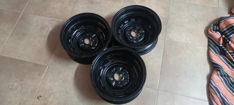 عدد ٤ جنط حديد مقاس ١٣ ومعاه ٢ فردة كاوتش