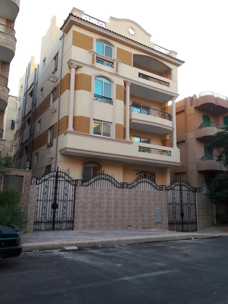 فرصة نادرة - للبيع عمارة بالحى الأول 6 أكتوبر ألترا سوبر لوكس أول يد