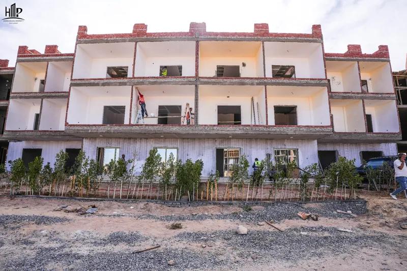 شقه فيو حمام سباحه على طريق القرى مقدم يبدأ من 20%