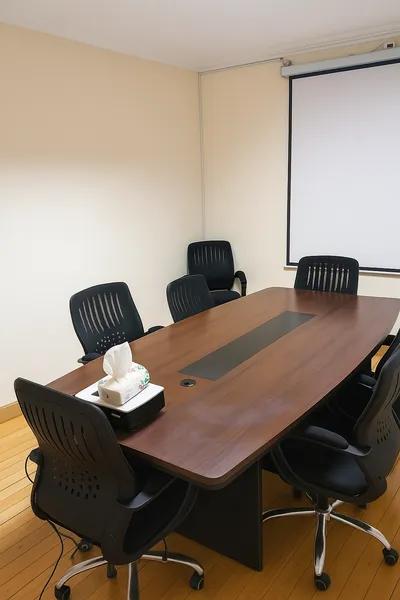 للبيع تربيزة اجتماعات فاخرة خشب مودرن + 6 كراسي مريحة في شيراتون, القاهرة - 15,000 EGP