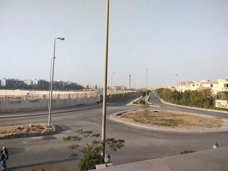 من المالك مباشره شقه في كمبوند متميز وفيو بحري مفتوح