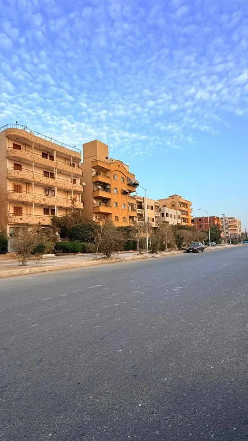شقه للبيع بمدينه امتداد 15مايو مجاوره 1 علي الشارع الرئيسي