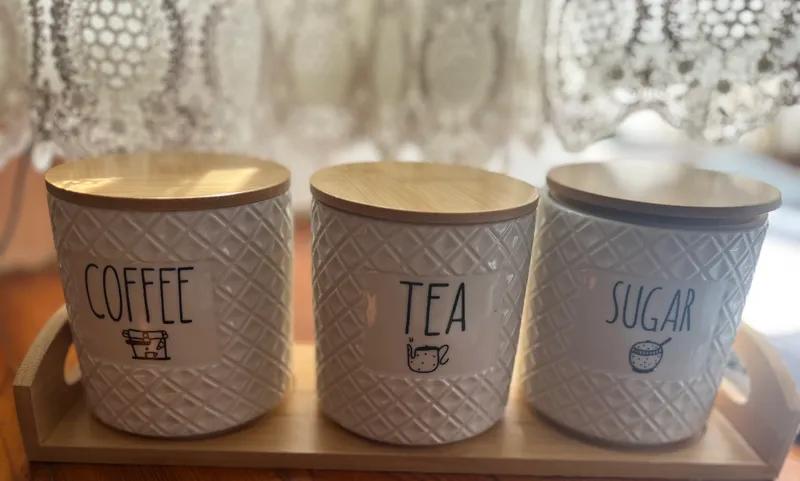 طقم برطمانات شاي - سكر - قهوة على صينية خشب