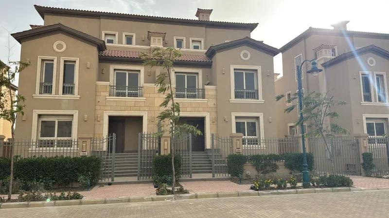 استلم فوري بمقدم 10% فقط فيلا 300م للبيع متشطبة لافيستا سيتي