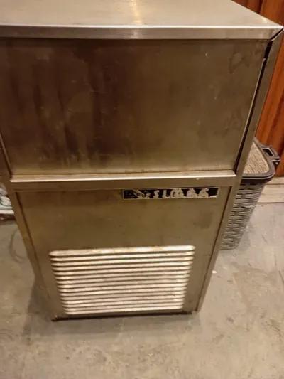 اتنين ايس ميكر واحد ايطالي والتاني صيني في مناطق اخرى في القاهرة, القاهرة - 55,000 EGP