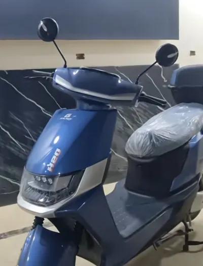 دراجات نارية سكوتر كهربائي 2025