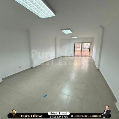 شقة للايجار (تصلح سكني او اداري ) سموحة