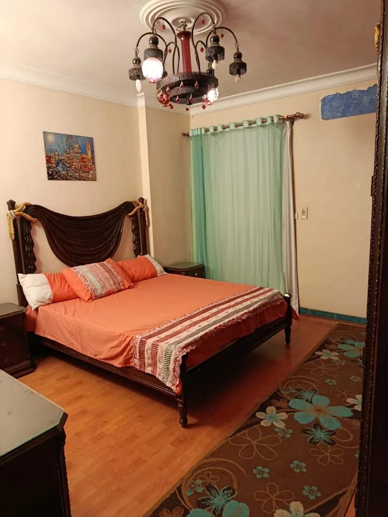 شقه للبيع بالاثاث علي شارع فيصل الرئيسي