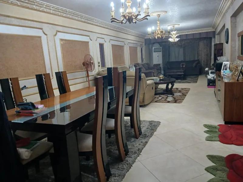 شقه ٢٠٠ متر للبيع في مصر الجديده