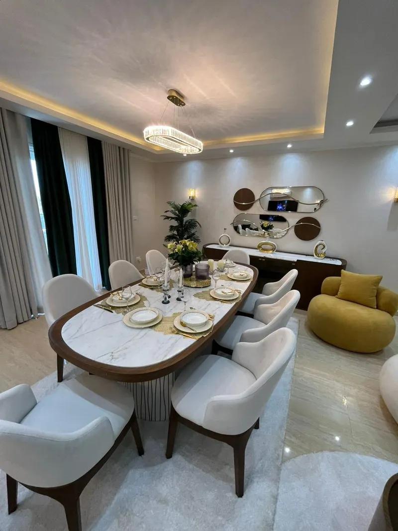 شقة بكمبوند امورادا التجمع الخامس متشطبة بالفرش والأجهزة والمكيفات