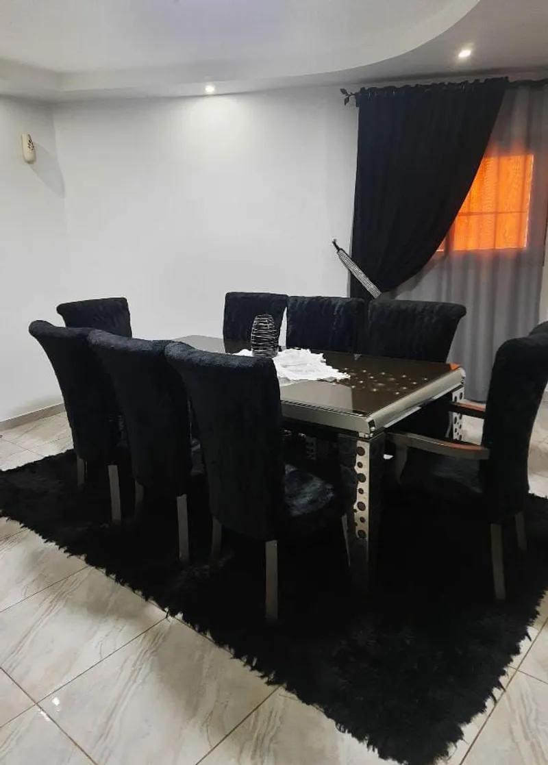 سفرة مودرن استانلس x خشب، كسر زيرو باللزق بتاعها.