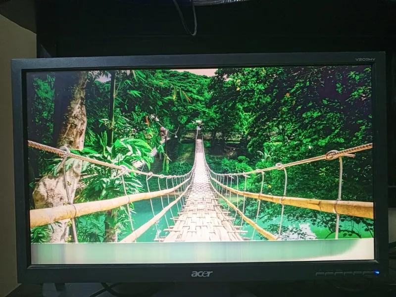 شاشة كمبيوتر Acer 20 بوصة شغالة وفيها خط تحت – للكاميرات أو الاستخدام