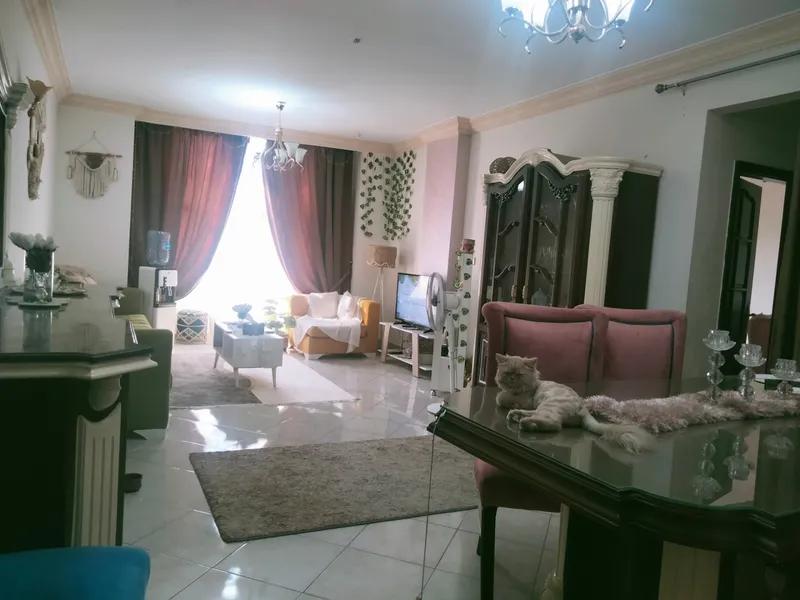 شقة للبيع بموقع متميز بشارع العشرين