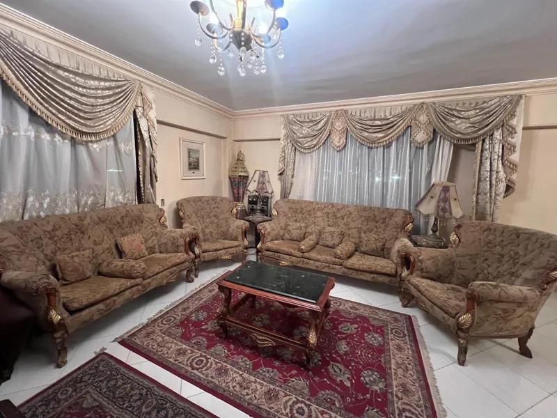 انتريه بحالة جيدة جدا معاه طربيزة رخام وسفرة ٨كراسي ونيش قطعتين خشب