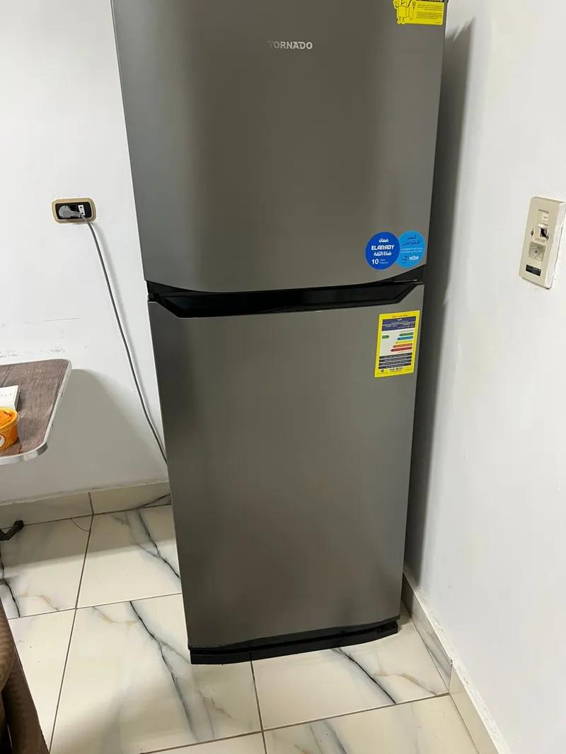 ثلاجة متوسطة الحجم