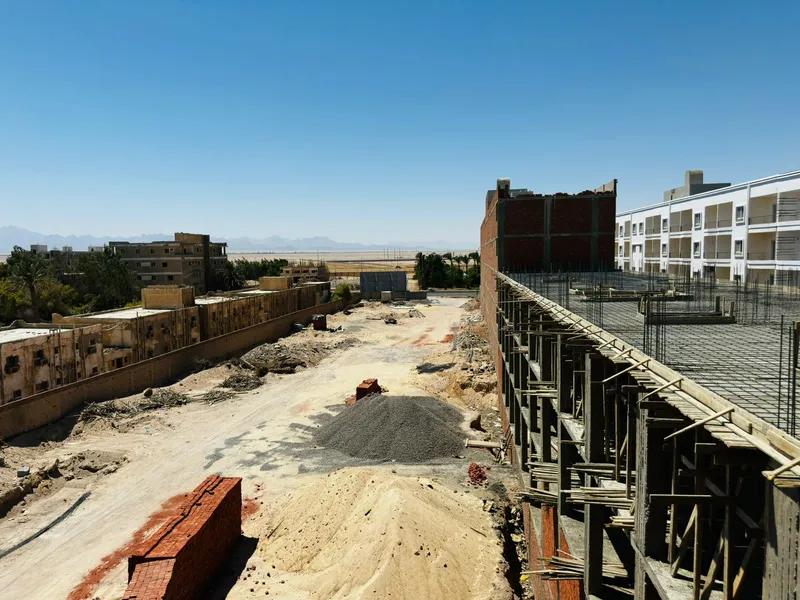 شقة بتصميم عصري في كمبوند راقٍ بإطلالة لا تقاوم على المسبح