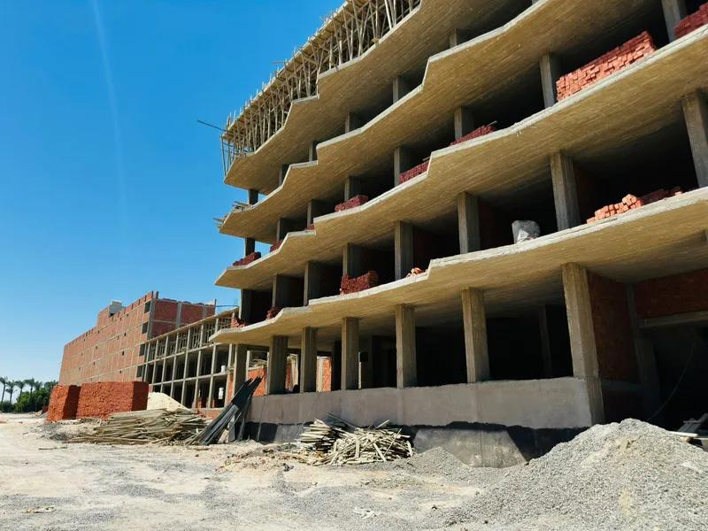 امتلك شقة فاخرة 66م² بإطلالة مميزة على المسبح 🌴