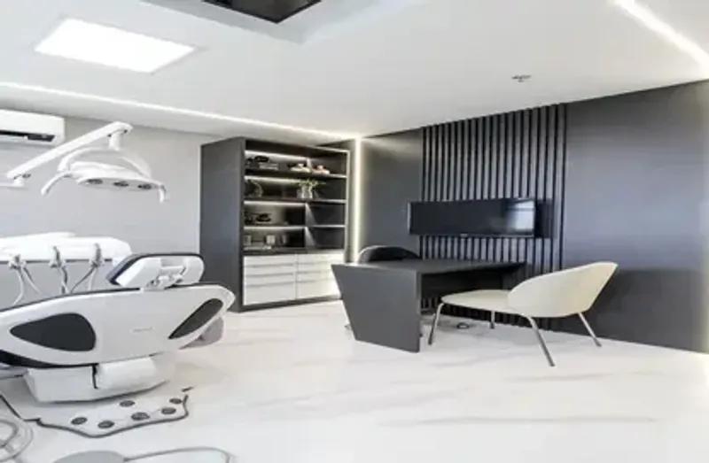 عياده للبيع متشطبه فى اميز لوكيشن فى منطقه القرنفل فيلات