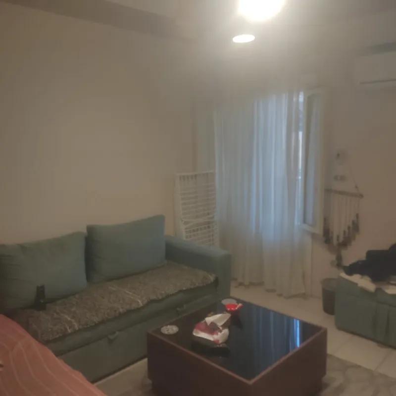 شقة غرفتين في موقع متميز في الحضرة البحريه بها سخان