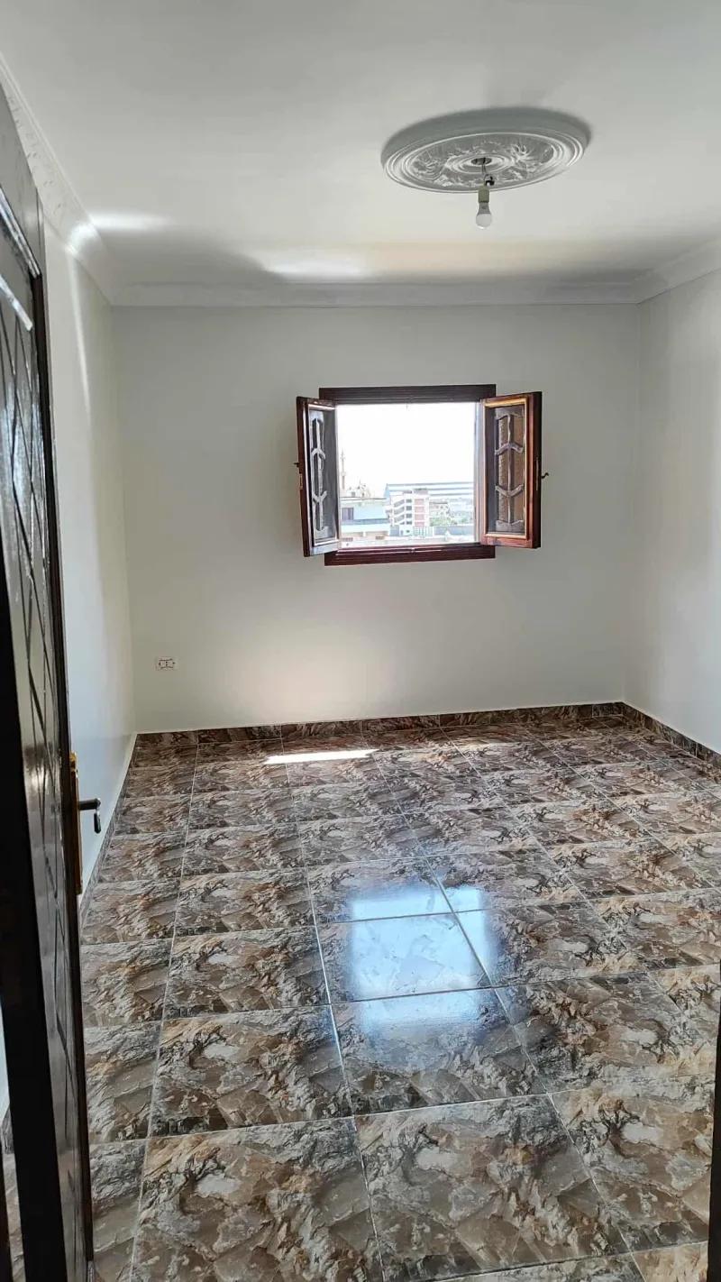 شقة غير مجروحة تانى عمارة من الرءيسى دور ٧ اخير معزول كاملة