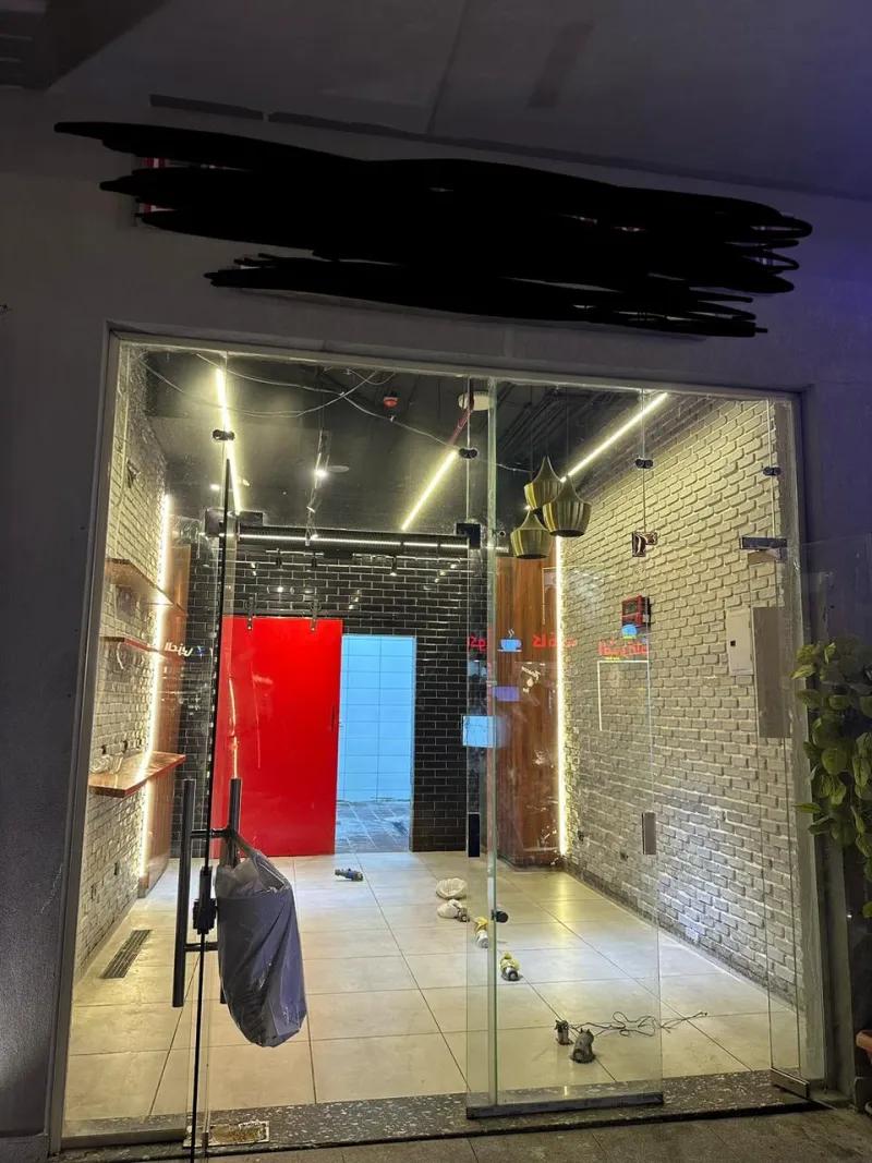 تجاري للايجار(يصلح مطعم+كافيه)متشطب بالكامل مول THE MARKET