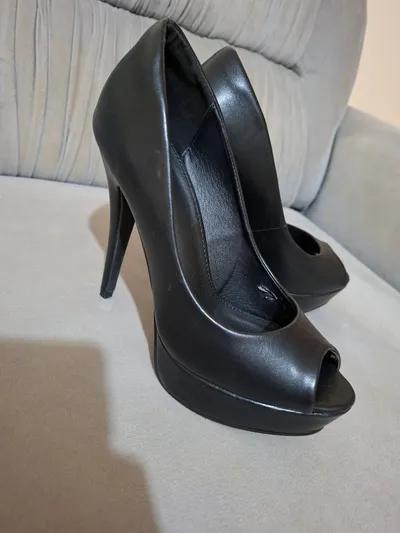 حذاء كعب عالي اسود اللون في 6 أكتوبر, الجيزة - 300 EGP