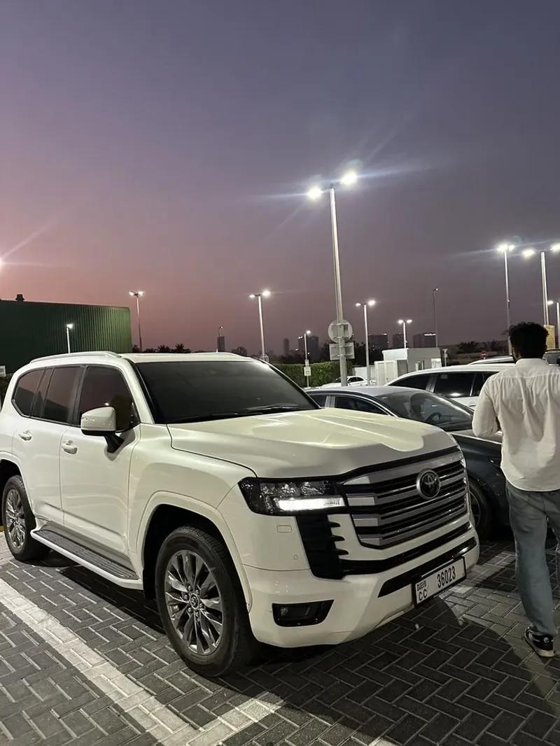 ايجار سيارة تويوتا لاندكروزر للسفر والرحالات