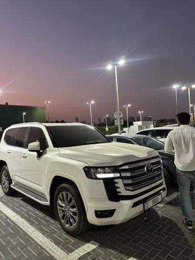 ايجار سيارة تويوتا لاندكروزر للسفر والرحالات