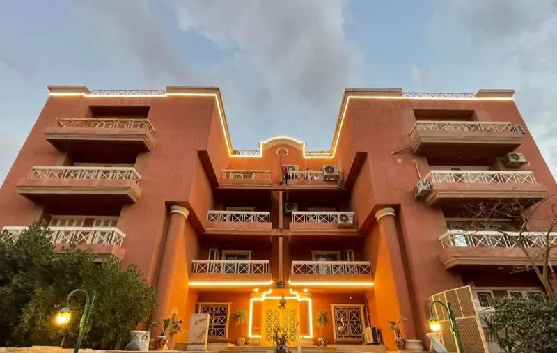 بنتهاوس للبيع بمدينه الشروق 390 متر نص تشطيب