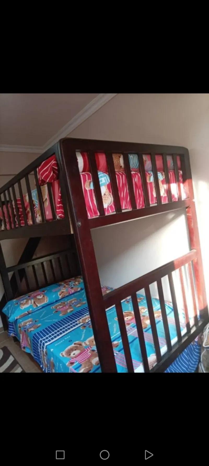 سرير أطفال عموله بدورين حجمه ١٢٠ سم خشب زان أحمر