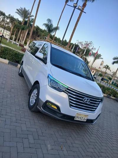 إيجار فان هيونداي H1 رفيق السفر العائلي والرحلات الجماعية